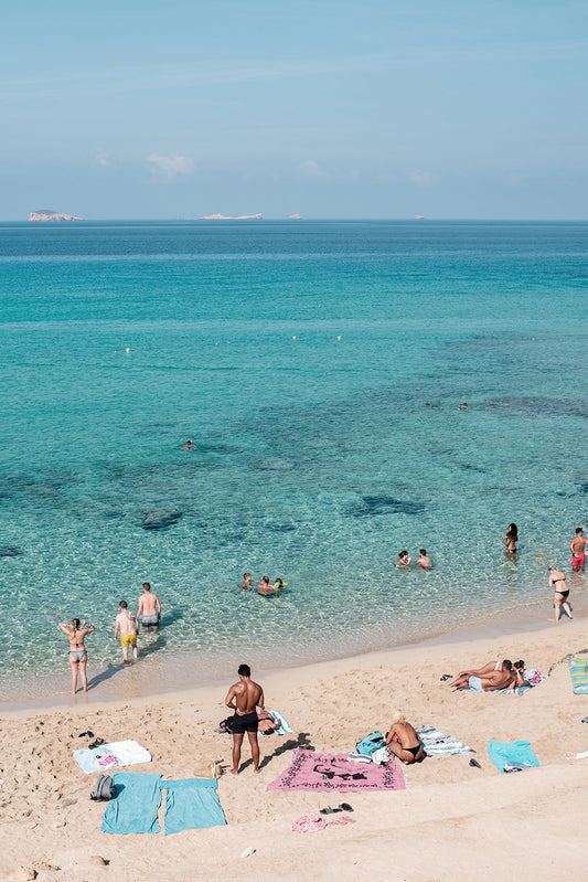 Fotografía digital en Ibiza por Sofía Gómez-Fonzo, gente en la playa de la costa oeste 2021