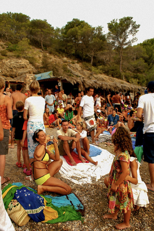 Fotografía digital en Ibiza por Sofía Gómez-Fonzo, gente en la playa de Benirràs al atardecer 2007