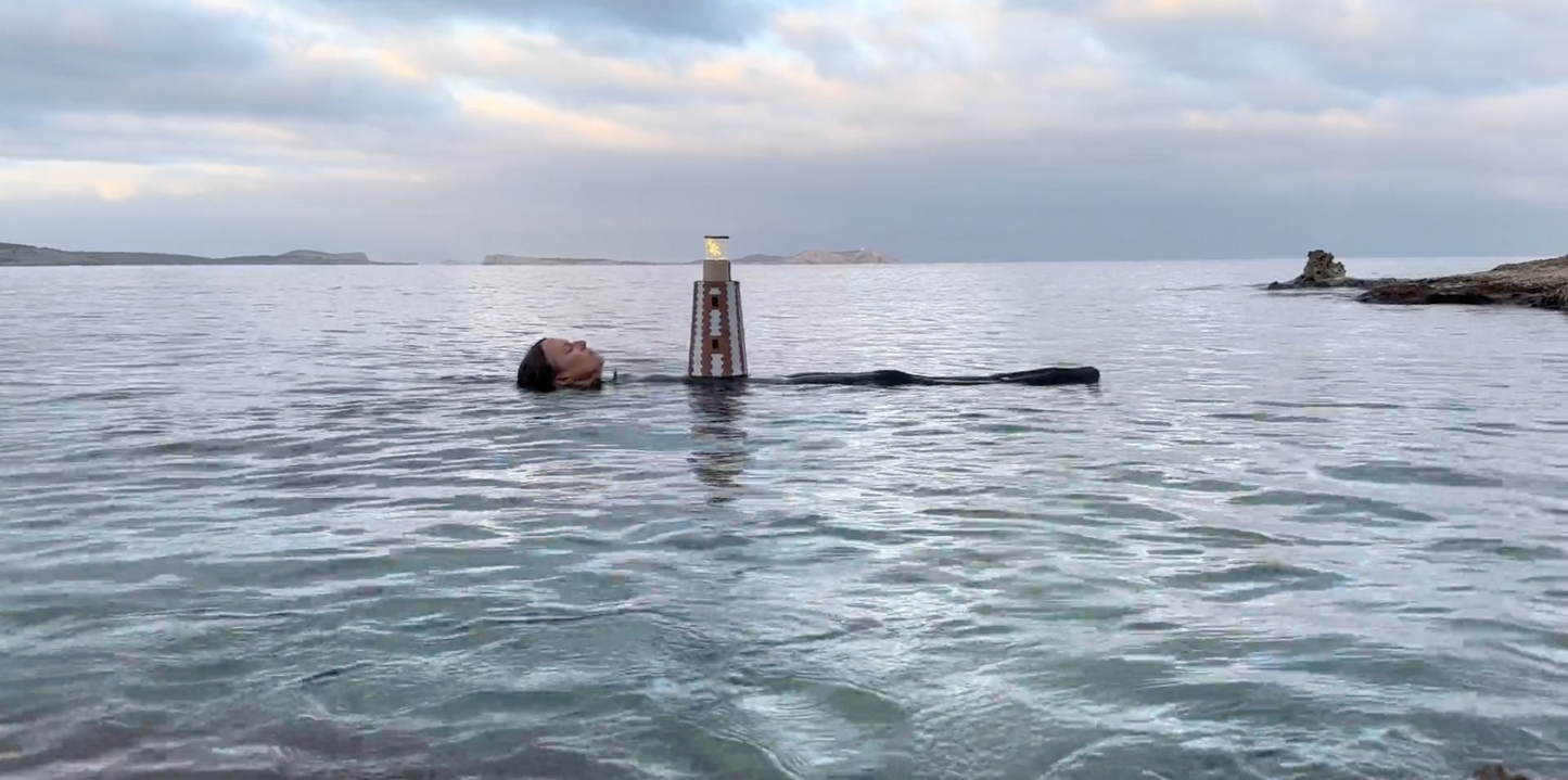 Liz Kueneke - A Lighthouse in Transit / Un Faro en Tránsito