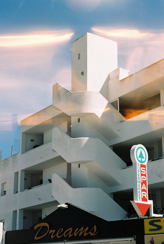 Fotografía analógica Dreams en Ibiza por Sofía Gómez-Fonzo, escena onírica con luz suave y colores intensos