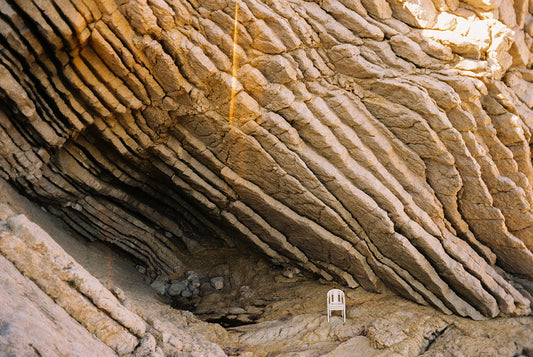 Fotografía analógica Go Sit In A Cave en Ibiza por Sofía Gómez-Fonzo, formaciones rocosas en cueva tranquila