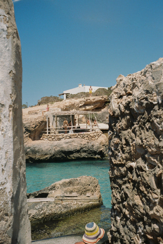Fotografía analógica Good Life en Ibiza por Sofía Gómez-Fonzo, embarcaderos en la costa oeste en día de verano