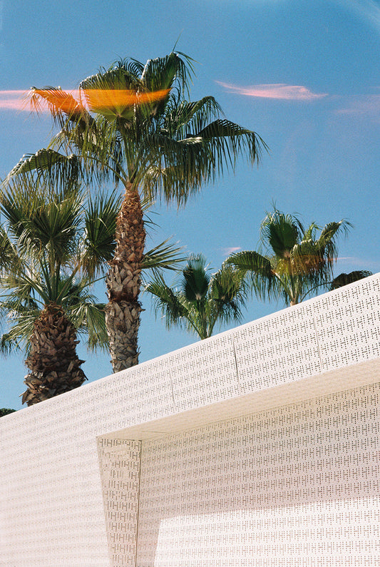 Fotografía analógica en Ibiza por Sofía Gómez-Fonzo, logo del club Hï estampado en los muros