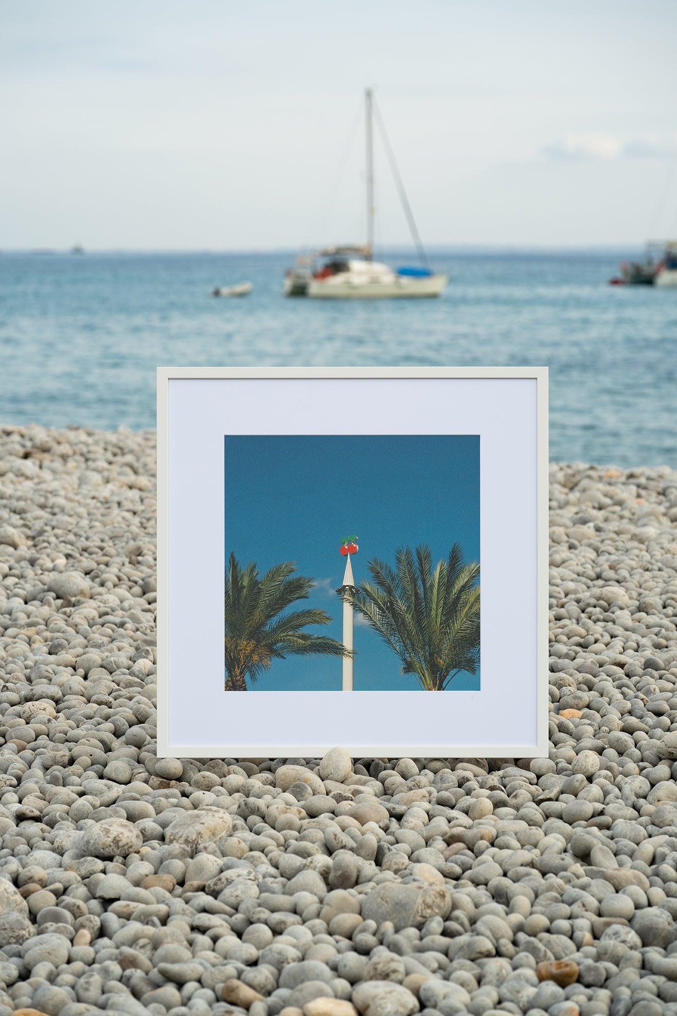 Fotografía analógica Cherries On Top en Ibiza por Sofía Gómez-Fonzo, palmeras y cerezas del icónico Pacha Ibiza