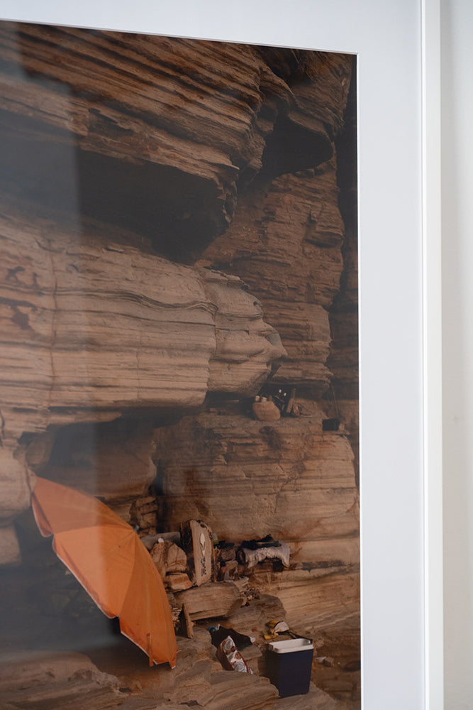 Fotografía digital en Ibiza por Sofía Gómez-Fonzo, detalle de rocas frente al mar en la playa