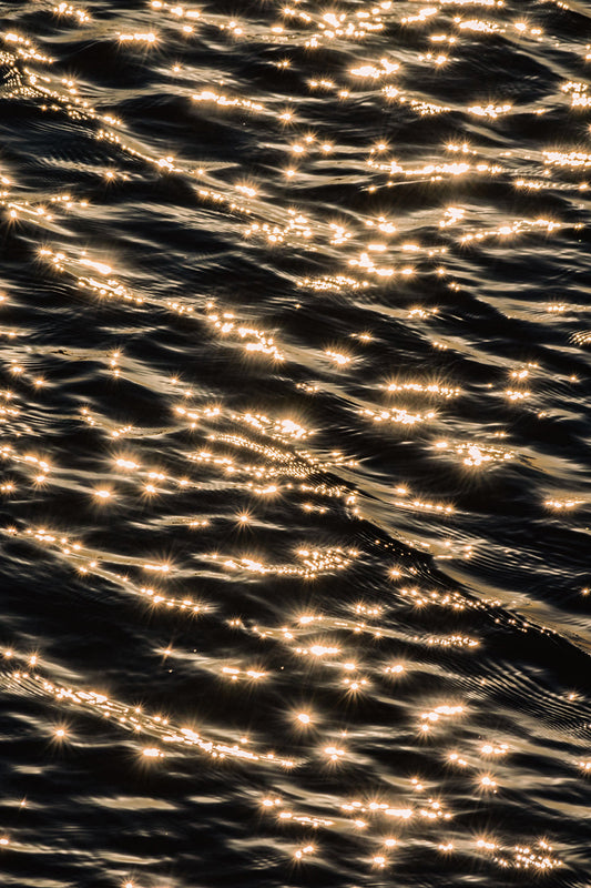 Fotografía digital Liquid Spirit en Ibiza por Sofía Gómez-Fonzo, mar brillante al atardecer