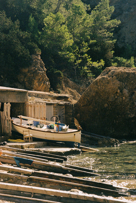 Fotografía analógica Domingo I en Ibiza por Sofía Gómez-Fonzo, barco en cala de pesca en el norte