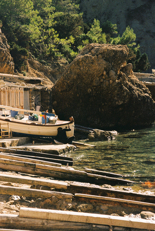 Fotografía analógica Domingo II en Ibiza por Sofía Gómez-Fonzo, barco amarrado en cala de pesca del norte