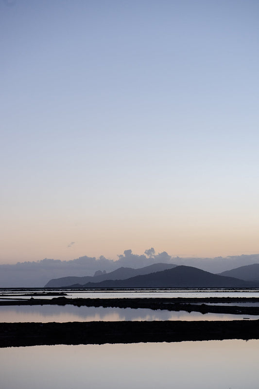 Fotografía digital Salinas Silenciosas en Ibiza por Sofía Gómez-Fonzo, salinas al anochecer en la hora azul