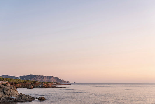 Fotografía digital Serene Sunrise en Ibiza por Sofía Gómez-Fonzo, amanecer en tonos pastel en la costa noreste