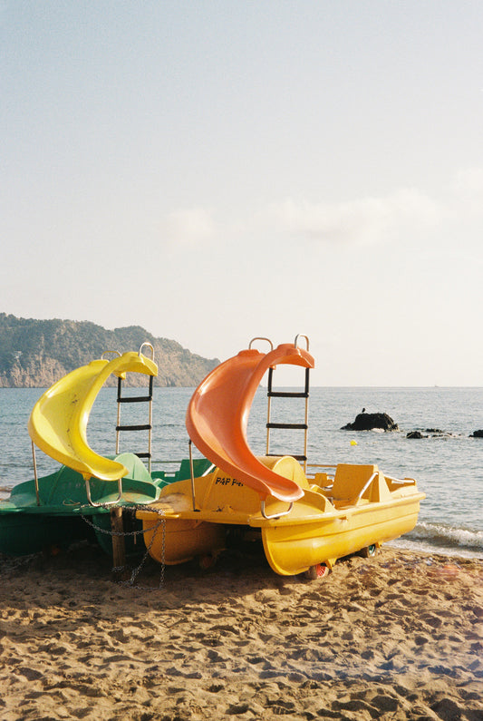 Fotografía analógica Slide Away en Ibiza por Sofía Gómez-Fonzo, playa de Es Figueral en la mañana de verano