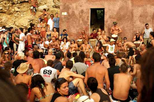 Fotografía digital en Ibiza por Sofía Gómez-Fonzo, gente en la playa de Benirràs al atardecer