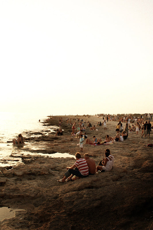 Fotografía digital en Ibiza por Sofía Gómez-Fonzo, gente en la puesta de sol en Sant Antoni 2007