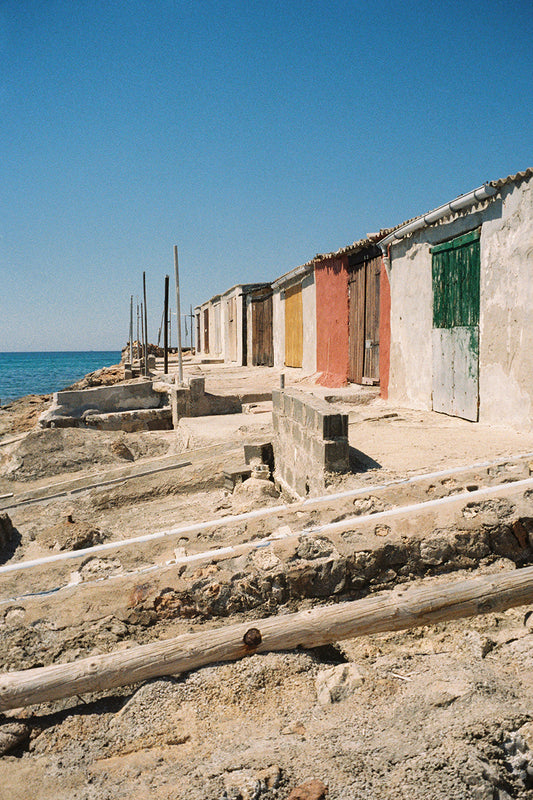 Fotografía analógica Varaderos Coloridos en Ibiza por Sofía Gómez-Fonzo, casetas de pescadores en la costa sur