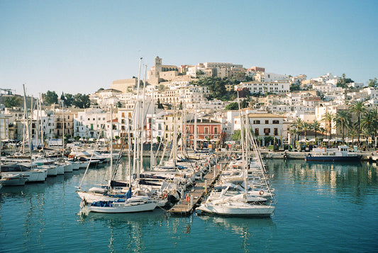 Postcard fine art Ibiza Port por Sofía Gómez-Fonzo, vista del puerto con barcos y casas blancas