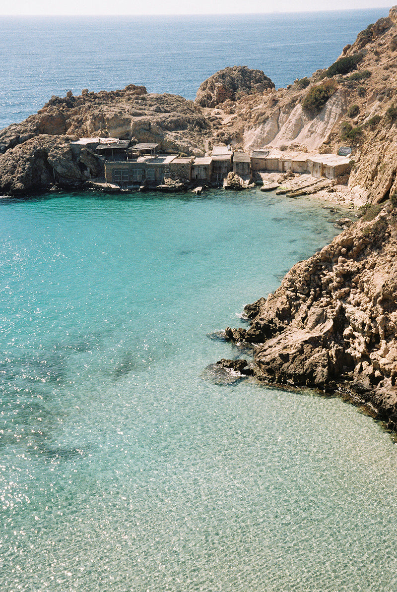 Postcard fine art Cala Tarida en Ibiza por Sofía Gómez-Fonzo, playa con mar y arena en día soleado