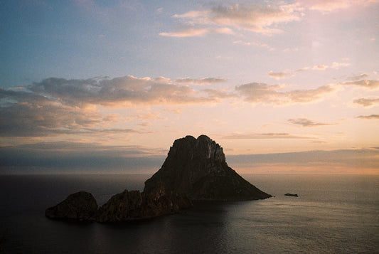 Postcard fine art Es Vedrà en Ibiza por Sofía Gómez-Fonzo, vista del islote al atardecer