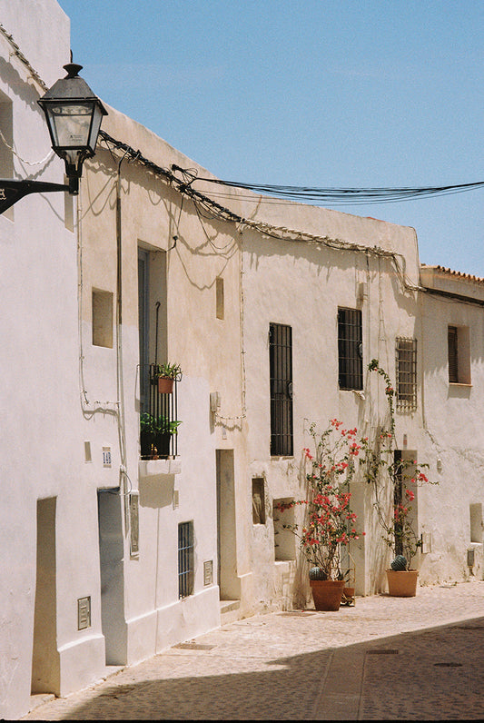Postcard fine art Dalt Vila en Ibiza por Sofía Gómez-Fonzo, calle histórica con casas blancas