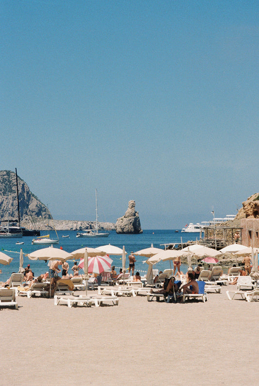 Fotografía analógica en Ibiza por Sofía Gómez-Fonzo, playa de Benirràs en día de verano atemporal