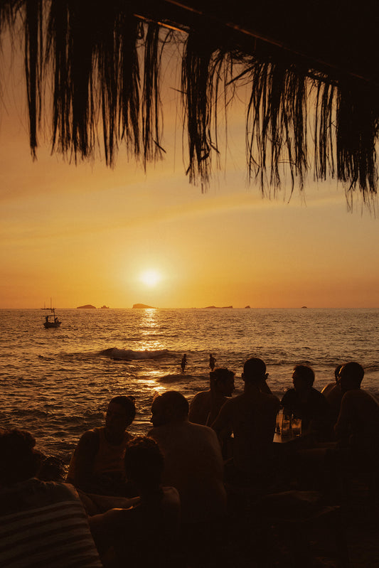 Fotografía digital en Ibiza por Sofía Gómez-Fonzo, chiringuito en Playa Escondida al atardecer