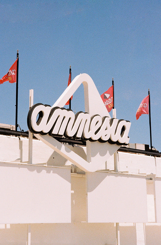 Fotografía analógica Don’t You Forget About Me en Ibiza por Sofía Gómez-Fonzo, logo de Amnesia al atardecer