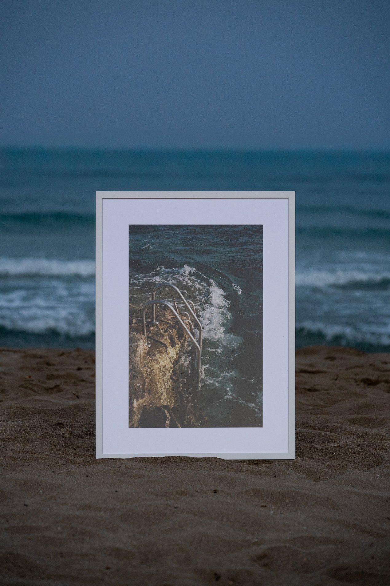 Fotografía analógica en Ibiza por Sofía Gómez-Fonzo, paisaje marino con rocas y acero