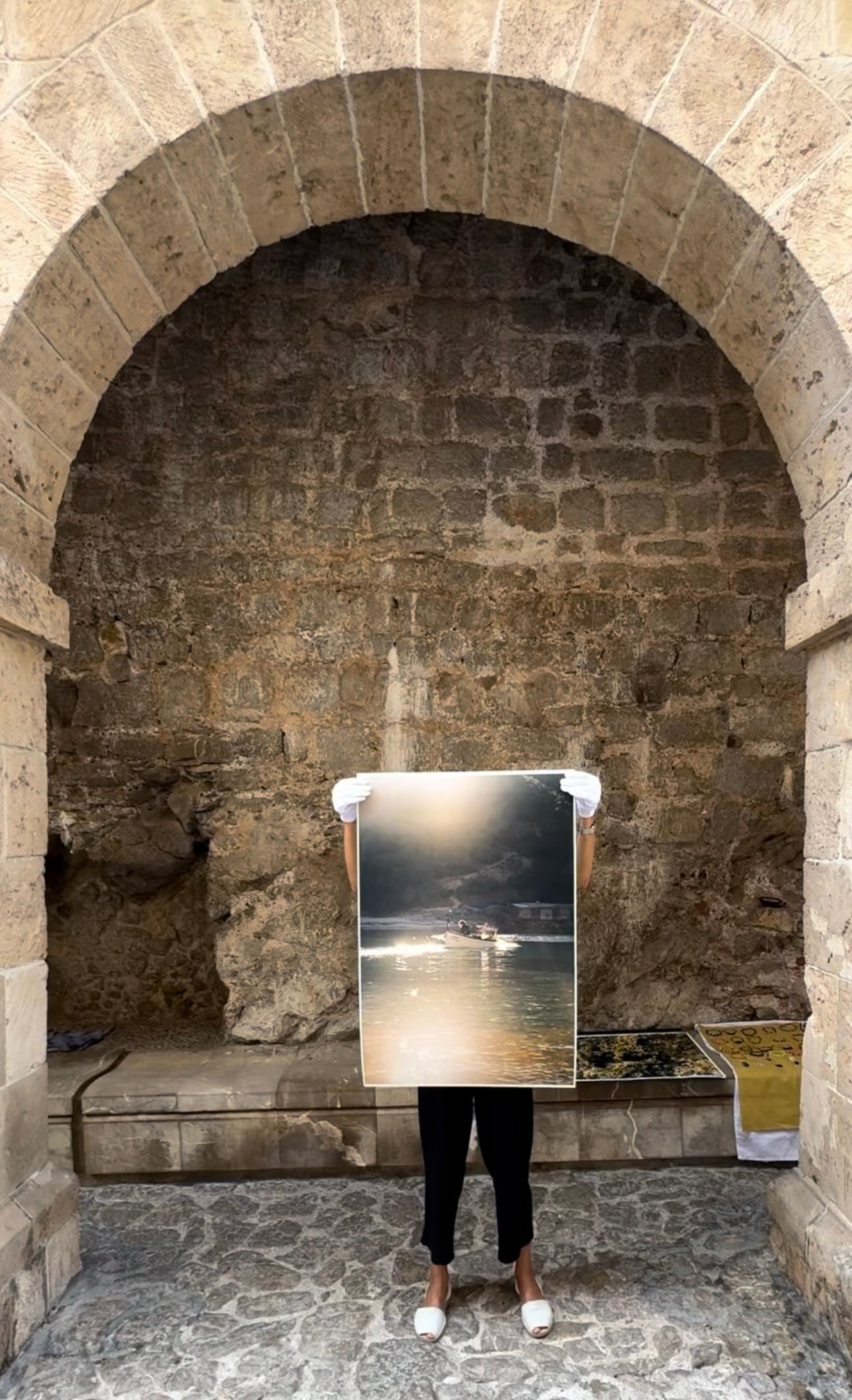 Fotografía analógica Domingo IV en Ibiza por Sofía Gómez-Fonzo, embarcación en movimiento desde cala rocosa