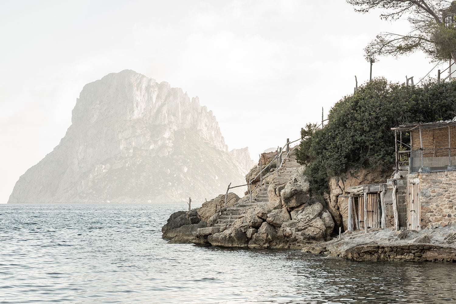 Fotografía digital en Ibiza por Sofía Gómez-Fonzo, Es Vedrà en tarde de verano con casetas de pescadores