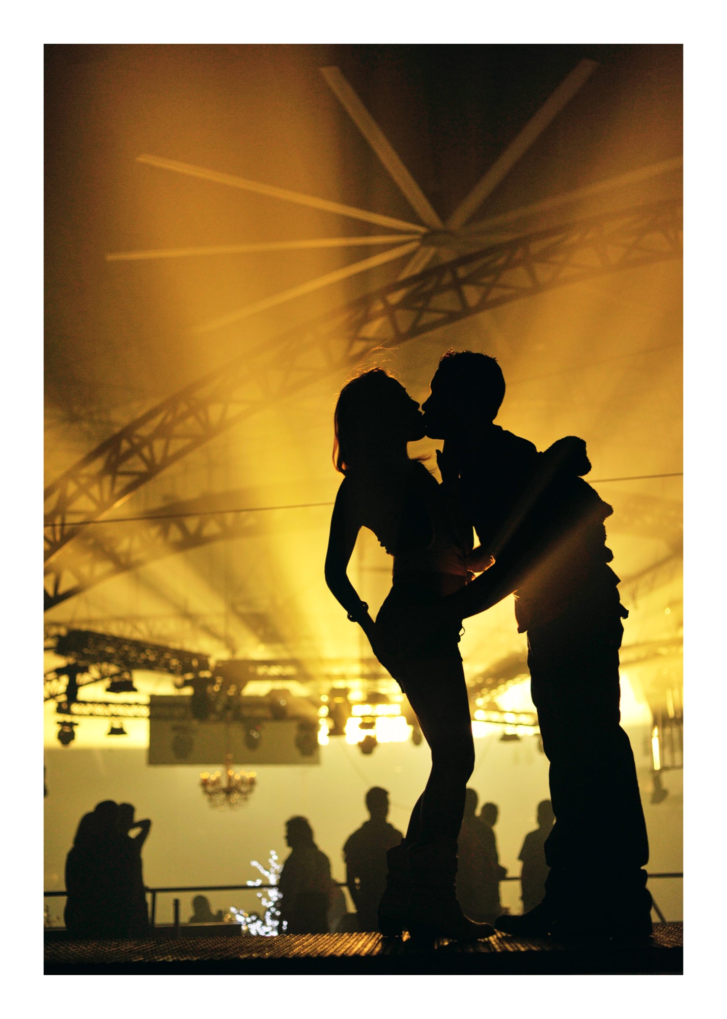 Phrank - Raver couple kissing in the sunrise at Privilege