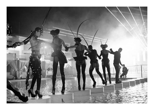 Phrank - Dancers getting on stage in the pool
