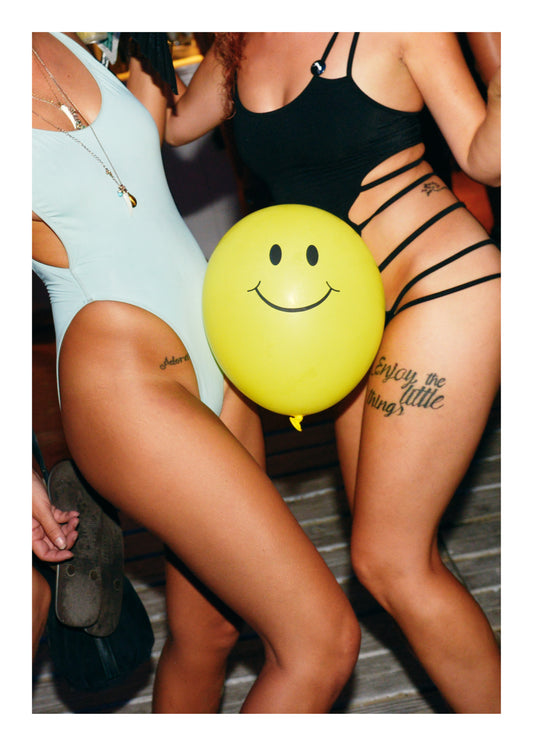 Phrank - Funny girls with a smiley balloon