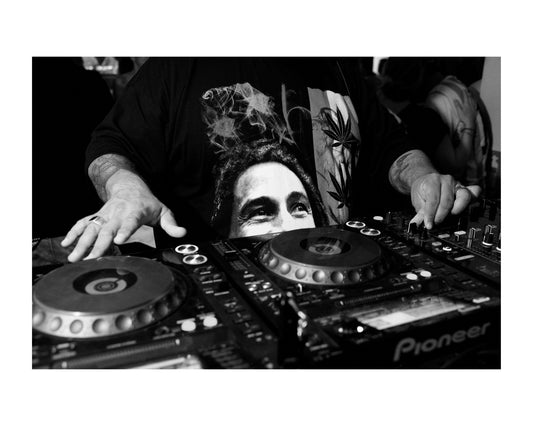 Phrank - DJ Sneak with a Bob Marley T-Shirt