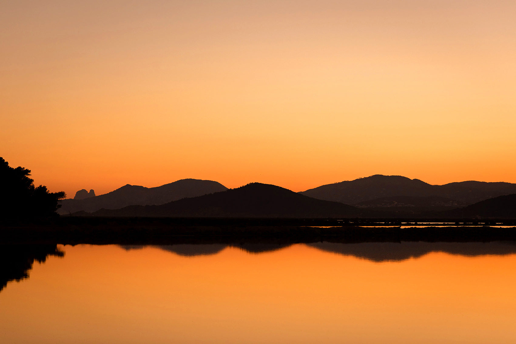 Fotografía digital Sensual Sunset en Ibiza por Sofía Gómez-Fonzo, salinas iluminadas después del atardecer